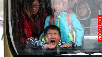 小男孩搭公車上學，忽然有人從後面對他做了「這種事」！讓他當場暴哭...父母心痛死了 ...