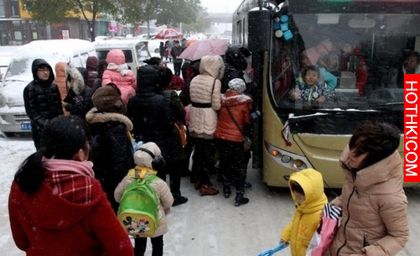 小男孩搭公車上學，忽然有人從後面對他做了「這種事」！讓他當場暴哭...父母心痛死了 ...