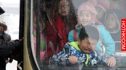 小男孩搭公車上學，忽然有人從後面對他做了「這種事」！讓他當場暴哭...父母心痛死了 ...