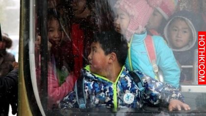 小男孩搭公車上學，忽然有人從後面對他做了「這種事」！讓他當場暴哭...父母心痛死了 ...