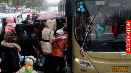 小男孩搭公車上學，忽然有人從後面對他做了「這種事」！讓他當場暴哭...父母心痛死了 ...