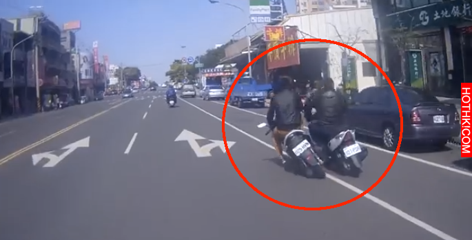 兩名男子在路上「蛇形跑法」眾人都看傻眼了！沒想到下一秒，沒戴安全帽的他們竟然.... ...