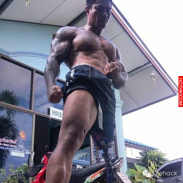 看到這位肌肉男的下半身，我徹底驚呆了！