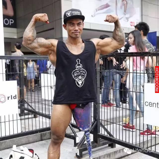 看到這位肌肉男的下半身，我徹底驚呆了！