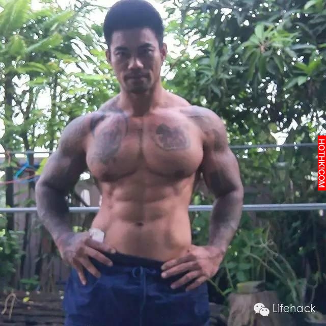 看到這位肌肉男的下半身，我徹底驚呆了！