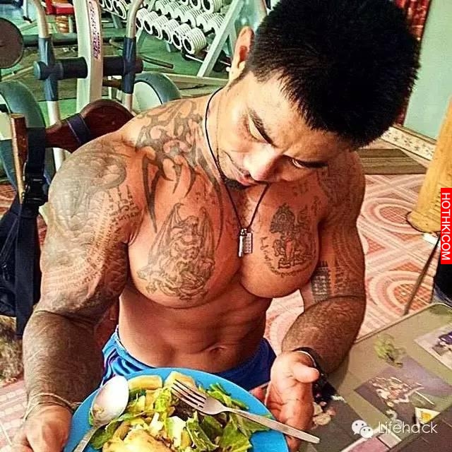 看到這位肌肉男的下半身，我徹底驚呆了！