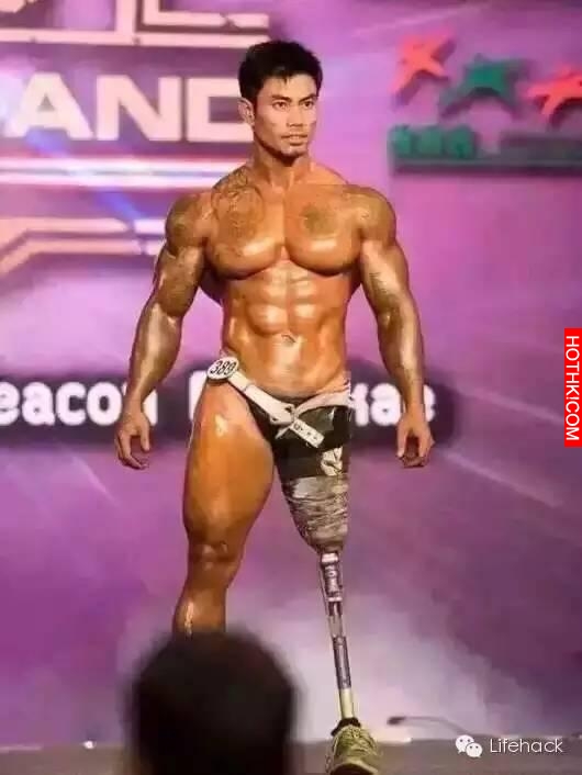 看到這位肌肉男的下半身，我徹底驚呆了！