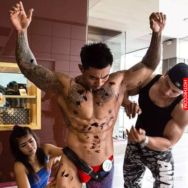 看到這位肌肉男的下半身，我徹底驚呆了！