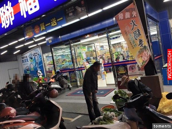 天氣冷到爆阿婆卻在超市外賣菜賣到睡著，網友上前買了兩把菜，但當她回過頭這一幕卻讓 ...