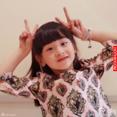 天啊！『爸爸去哪兒』裡的森碟Cindy田雨橙長大了！遊艇上與媽媽一起大秀美腿！完全是 ...