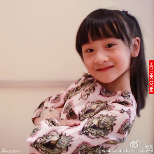 天啊！『爸爸去哪兒』裡的森碟Cindy田雨橙長大了！遊艇上與媽媽一起大秀美腿！完全是 ...