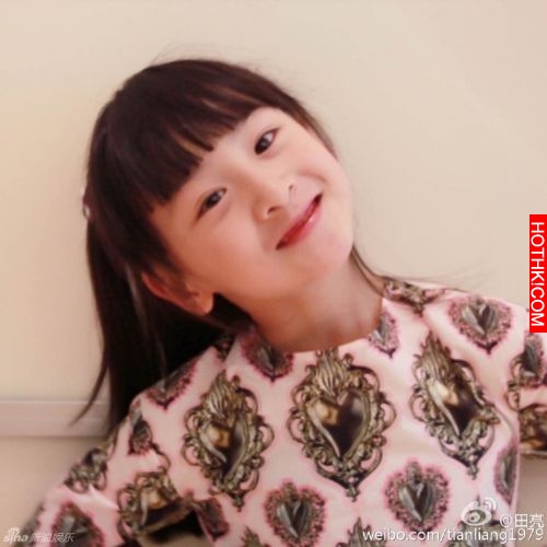 天啊！『爸爸去哪兒』裡的森碟Cindy田雨橙長大了！遊艇上與媽媽一起大秀美腿！完全是 ...