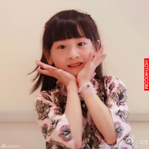 天啊！『爸爸去哪兒』裡的森碟Cindy田雨橙長大了！遊艇上與媽媽一起大秀美腿！完全是 ...