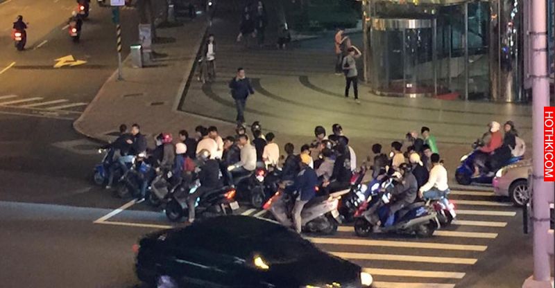 信義區一大群屁孩不戴安全帽雙載騎車！竟然還停在馬路上做「這種事」...父母知道一定 ...