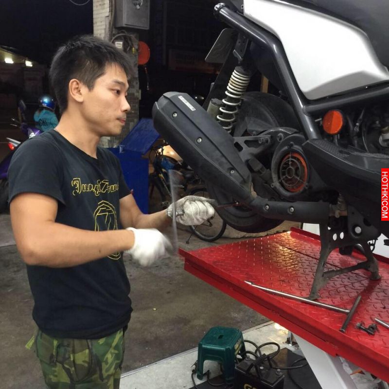 機車行老闆幫經濟困難的阿婆換新胎故意只收200塊，隔天阿婆卻給了讓他超感動的東西… ...