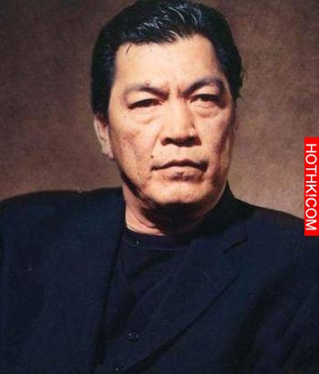 他和周星馳師出同門，和張家輝、劉德華是生死好友，雖凶狠但善良