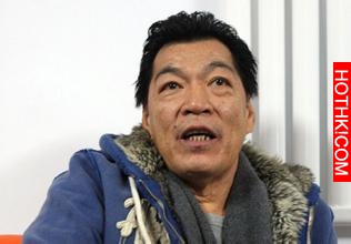 他和周星馳師出同門，和張家輝、劉德華是生死好友，雖凶狠但善良