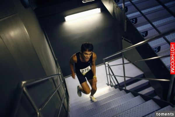 「你走樓梯比我搭電梯還快我就原諒你！」陌生男聽到這對夫妻的對話，決定給他一個神搶 ...