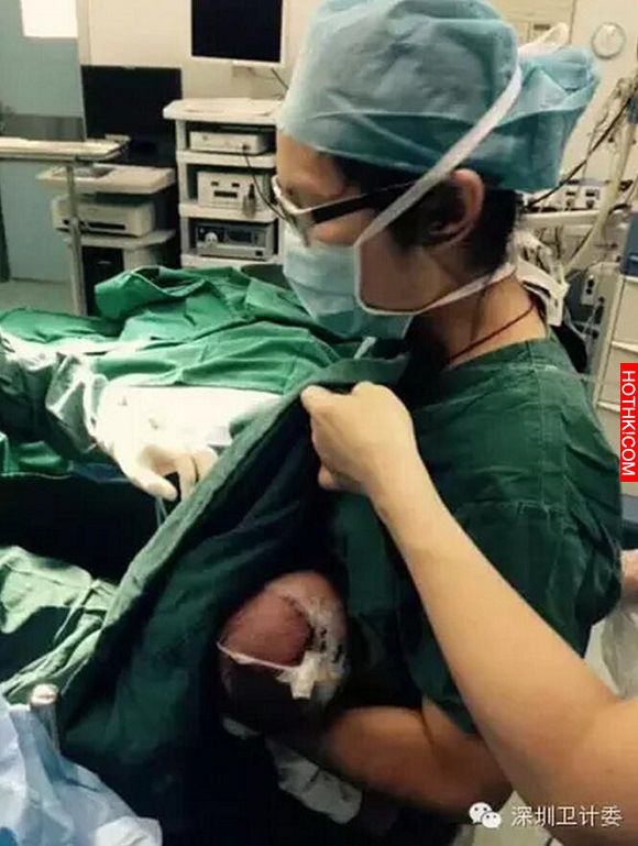 嬰兒在手術室中哭鬧不停，這名護士迅速走上前掀起自己衣服做出這樣的舉動......果真是 ...