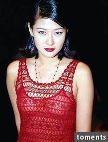 她17歲出道拍情色片，29歲自殺身亡，王菲經紀人幫其養孩子