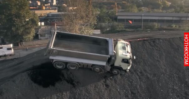 4歲小女孩駕駛「Volvo」貨車摔落山谷...接下來發生的事情讓大家都看傻 ...