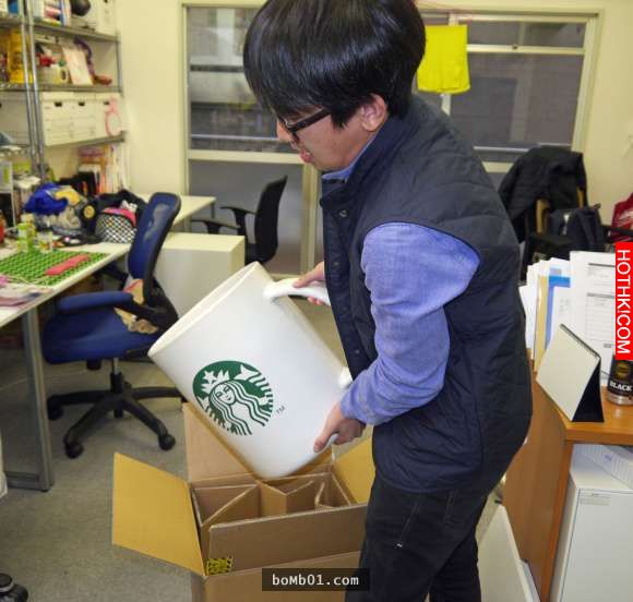 日本網友挑戰用「超巨型馬克杯」到星巴克買咖啡，最後證明店員真的太專業了！ ...