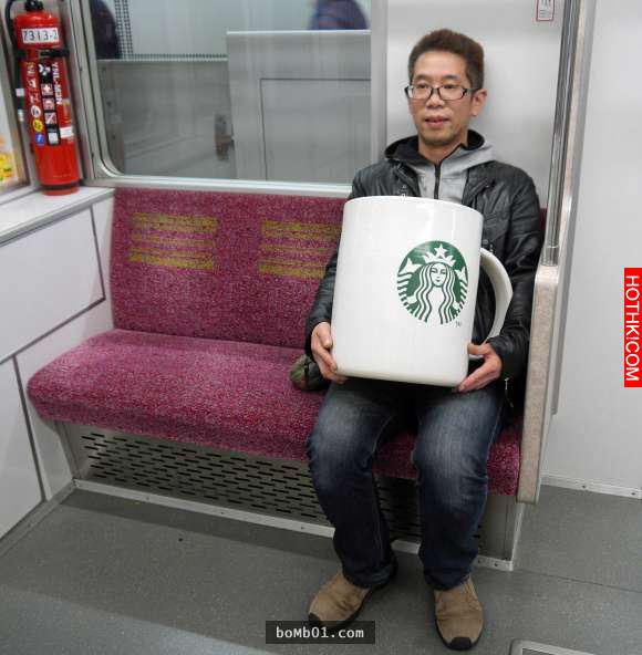 日本網友挑戰用「超巨型馬克杯」到星巴克買咖啡，最後證明店員真的太專業了！ ...