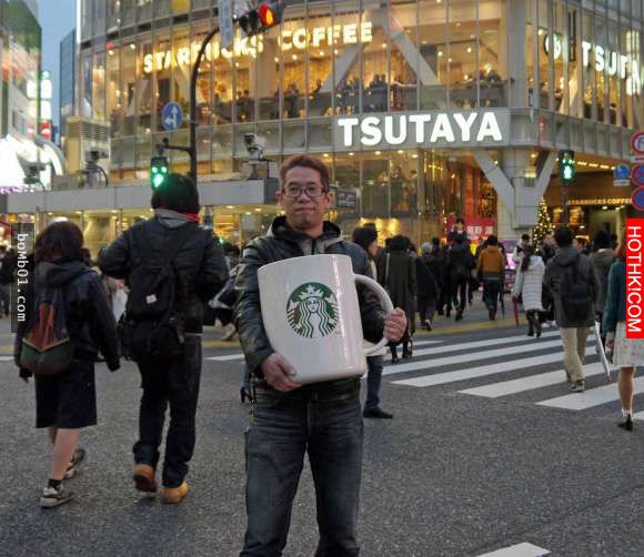 日本網友挑戰用「超巨型馬克杯」到星巴克買咖啡，最後證明店員真的太專業了！ ...