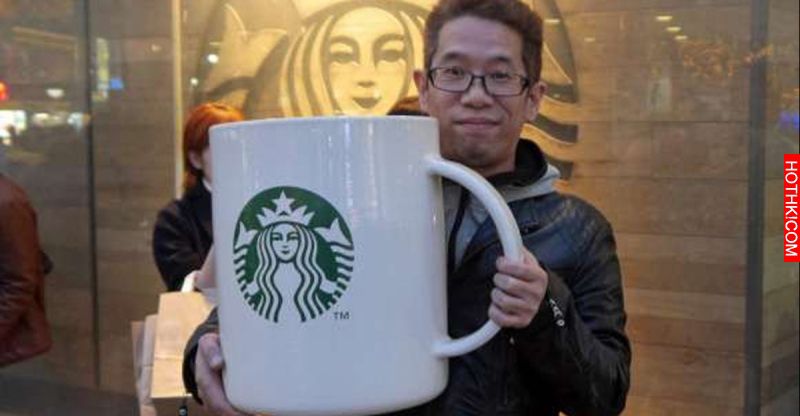 日本網友挑戰用「超巨型馬克杯」到星巴克買咖啡，最後證明店員真的太專業了！ ...