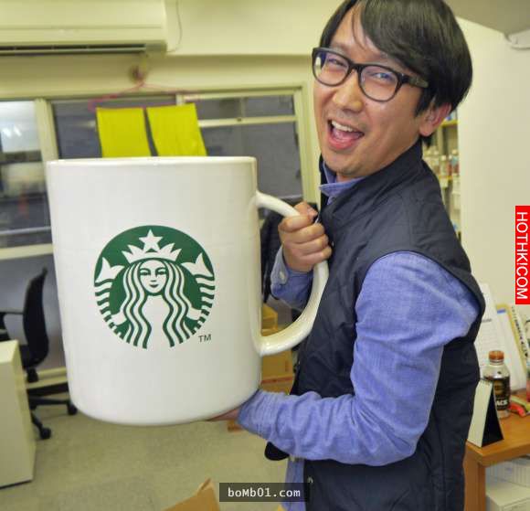 日本網友挑戰用「超巨型馬克杯」到星巴克買咖啡，最後證明店員真的太專業了！ ...
