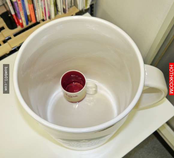 日本網友挑戰用「超巨型馬克杯」到星巴克買咖啡，最後證明店員真的太專業了！ ...