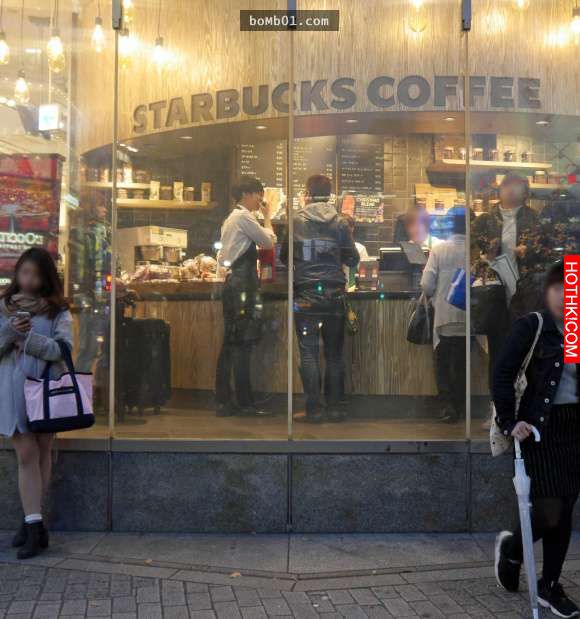 日本網友挑戰用「超巨型馬克杯」到星巴克買咖啡，最後證明店員真的太專業了！ ...
