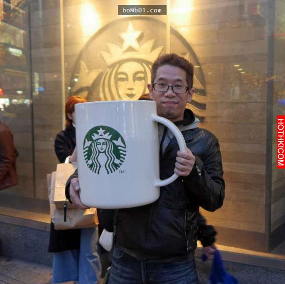 日本網友挑戰用「超巨型馬克杯」到星巴克買咖啡，最後證明店員真的太專業了！ ...