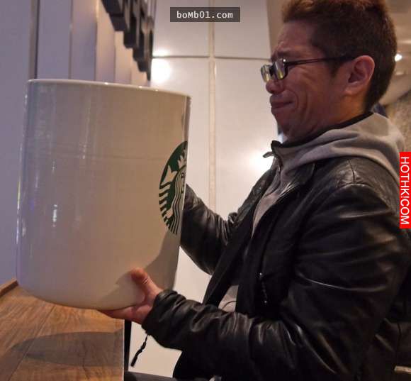 日本網友挑戰用「超巨型馬克杯」到星巴克買咖啡，最後證明店員真的太專業了！ ...