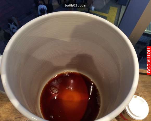 日本網友挑戰用「超巨型馬克杯」到星巴克買咖啡，最後證明店員真的太專業了！ ...
