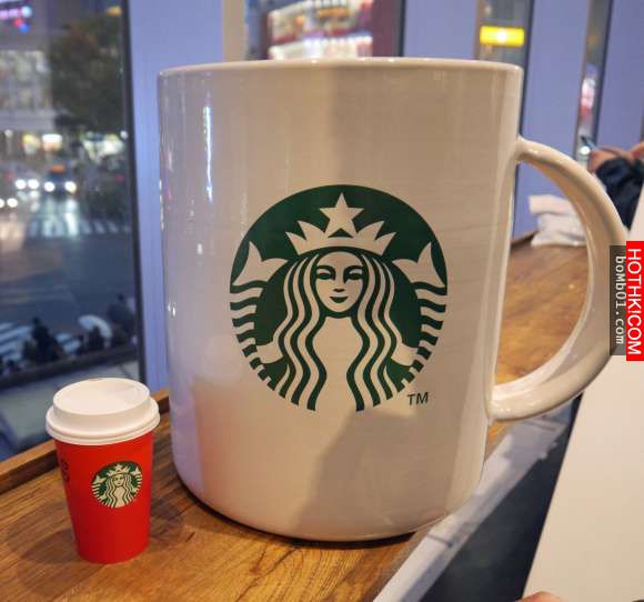 日本網友挑戰用「超巨型馬克杯」到星巴克買咖啡，最後證明店員真的太專業了！ ...