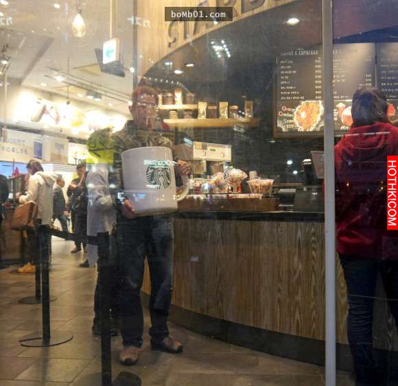 日本網友挑戰用「超巨型馬克杯」到星巴克買咖啡，最後證明店員真的太專業了！ ...