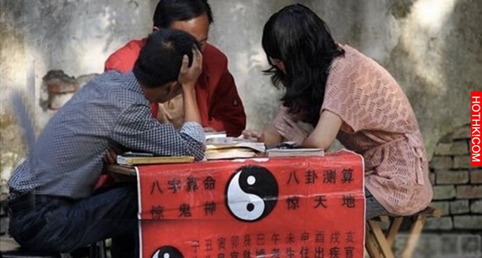 失業女子在算命攤停了下說：「師父幫我算個命吧！」算命師對她笑笑說：「您別坐下... ...