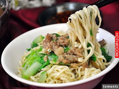 窮酸的老人在麵店外徘徊，客人走了後就偷吃別人的殘羹剩麵！老闆娘發現後好心拿一碗新 ...