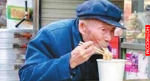 窮酸的老人在麵店外徘徊，客人走了後就偷吃別人的殘羹剩麵！老闆娘發現後好心拿一碗新 ...