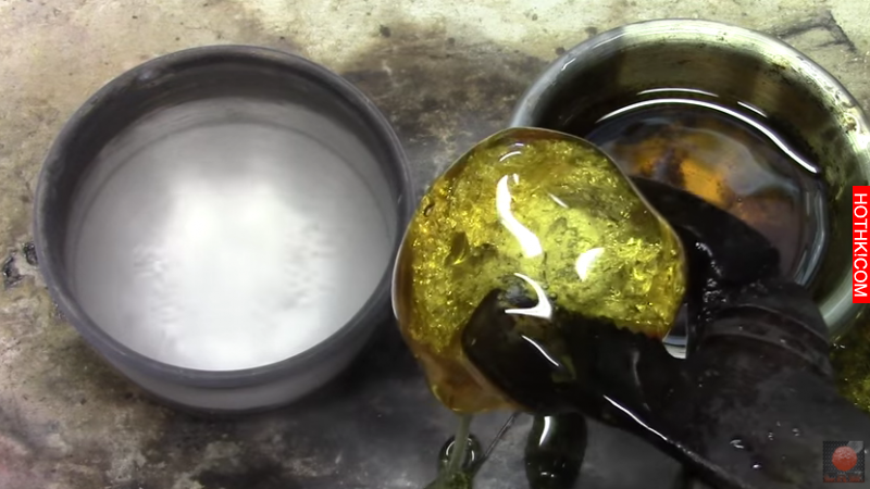 將一顆炙熱的鎳球丟進極度低點的水裡，之後再丟進蜂蜜中，最後竟然一瞬間發生這種事.. ...