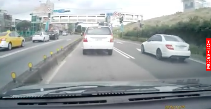 只因為你「只想到自己」！差一秒害別車天人永隔....畫面嚇到差點噴尿！ ...