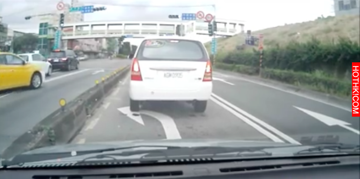 只因為你「只想到自己」！差一秒害別車天人永隔....畫面嚇到差點噴尿！ ...