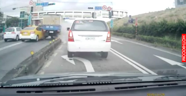 只因為你「只想到自己」！差一秒害別車天人永隔....畫面嚇到差點噴尿！ ...