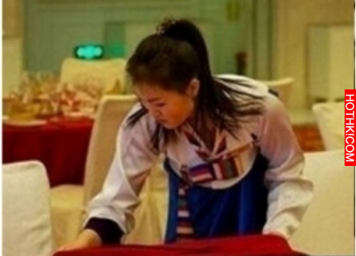 餐廳裡，女服務生不小心把湯潑到富婆的名牌包上，當富婆準備狠狠痛罵服務生時，她女兒 ...