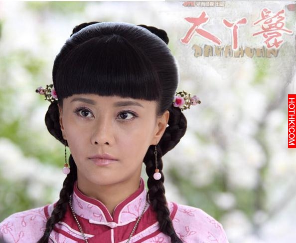 她是北京小妞，苦情女王，頭婚兩年睡不到五次，再婚嫁外國猛男