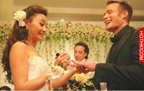 她是北京小妞，苦情女王，頭婚兩年睡不到五次，再婚嫁外國猛男