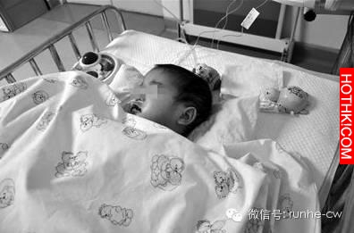 3歲女童被裹著大衣送醫，打開衣服後醫生被眼前一幕震驚了！
