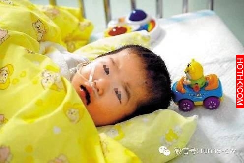 3歲女童被裹著大衣送醫，打開衣服後醫生被眼前一幕震驚了！