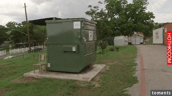 他搬了個大垃圾桶說他要住在裡面時，大家都覺得他瘋了！但到最後...所有人都恨不得跟 ...